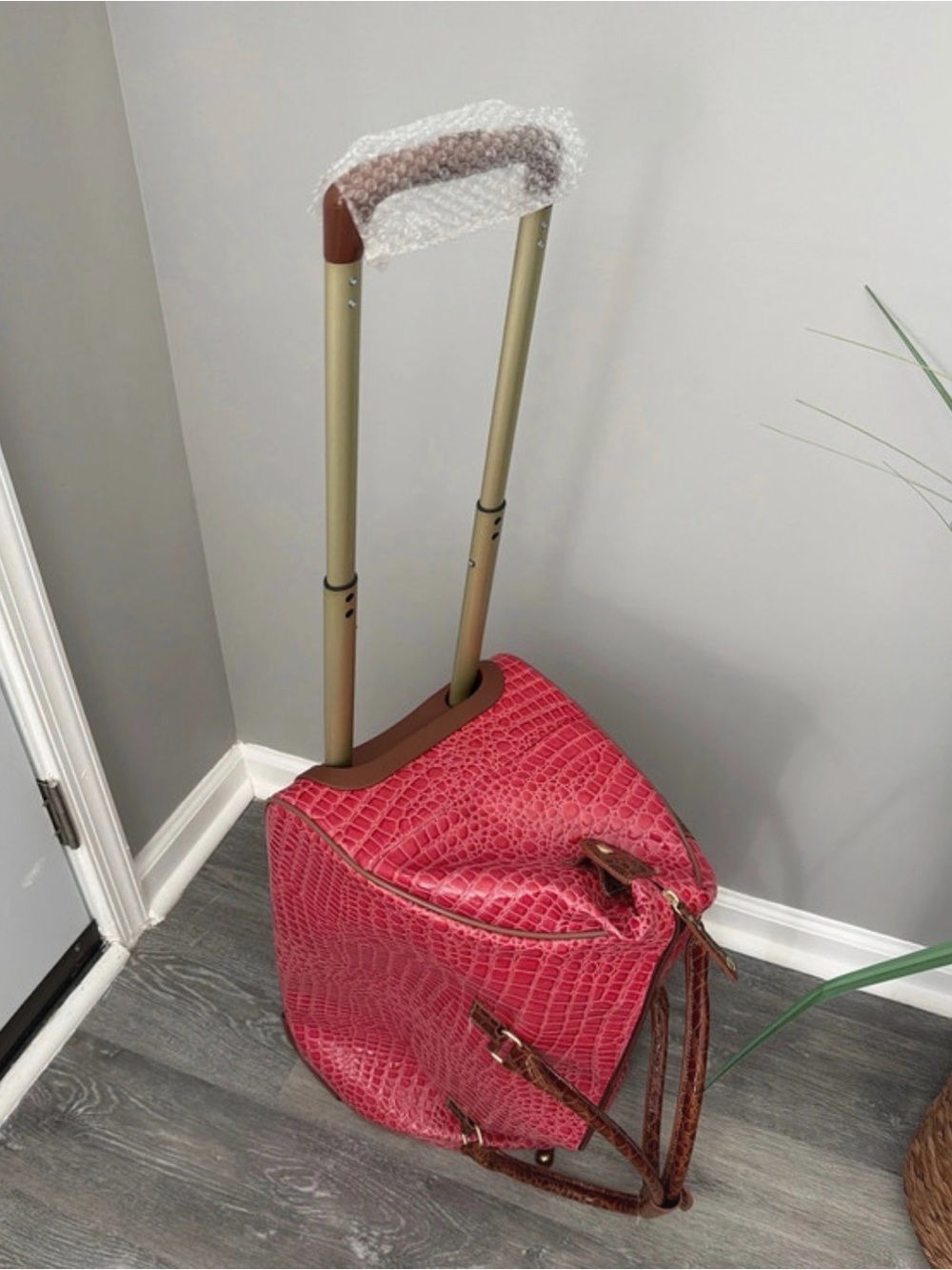 NWT Samantha Brown Gorgeous Pink Croc 2Piece Luggage Set - Picture 7 of 8